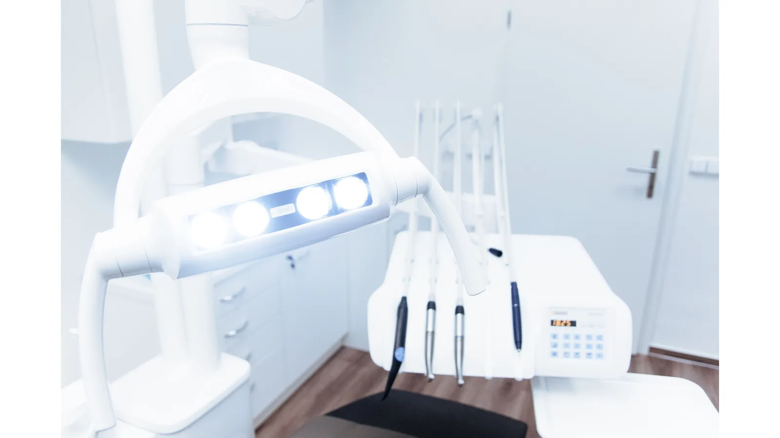 Dental chair equipment, examination lamp and instrument hoses